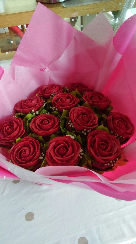 Roses are red! Cupcake bouquet... Red Cupcake Bouquet, Cupcake Rose Bouquet, Cupcake Flower Bouquets, Valentine Cupcakes, Cupcake Flower, Making Cakes, Christmas Cupcake, Rose Cupcakes, Valentines Cupcakes