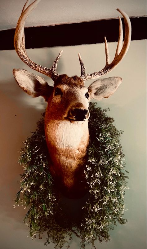 Tasteful Deer Head Decor, Classy Deer Head Decor, Decorated Deer Head, Deer Head Aesthetic, Deer Head Display Ideas, Deer Head Wall Decor Ideas, Deer Mount Above Fireplace, Deer Mount Christmas Decor, Christmas Deer Head Decor