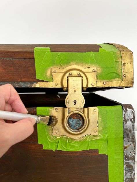 Painting gilding wax on all the metal of a vintage trunk Diy Old Trunk Makeover, Steamer Trunk Makeover Ideas, Repurposed Chest Trunk, Diy Chest Trunk, Metal Trunk Makeover, Old Steamer Trunk Ideas Repurposed, Vintage Trunk, Old Trunks Makeover, Old Trunk Ideas Decor