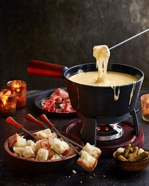 Swiss Cheese Fondue Recipe, Switzerland Recipes, Starters Recipes Christmas, Cheese Fondue Recipe Easy, Fondue Cheese, Easy Cheese Fondue, Fondue Dippers, Swiss Cheese Fondue, Cheese Fondue Recipe