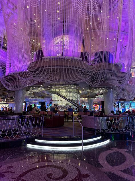 16 Best Things to Do at The Cosmopolitan Las Vegas! - It's Not About the Miles The Cosmopolitan Las Vegas, Vegas Strip Aesthetic, Villages Aesthetic, Cosmopolitan Hotel Las Vegas, Las Vegas Cosmopolitan Hotel, Las Vegas Honeymoon, Cosmopolitan Vegas, Vegas Honeymoon, Vegas Aesthetic