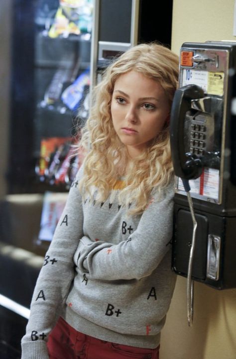 Look at her...so sad because I haven't called yet! ;-) ♥♥♥♥♥ Lie With Me, Carrie Diaries, Colin Mcrae, The Carrie Diaries, Bridge To Terabithia, Annasophia Robb, Photo Slideshow, Female Character Inspiration, Lie To Me