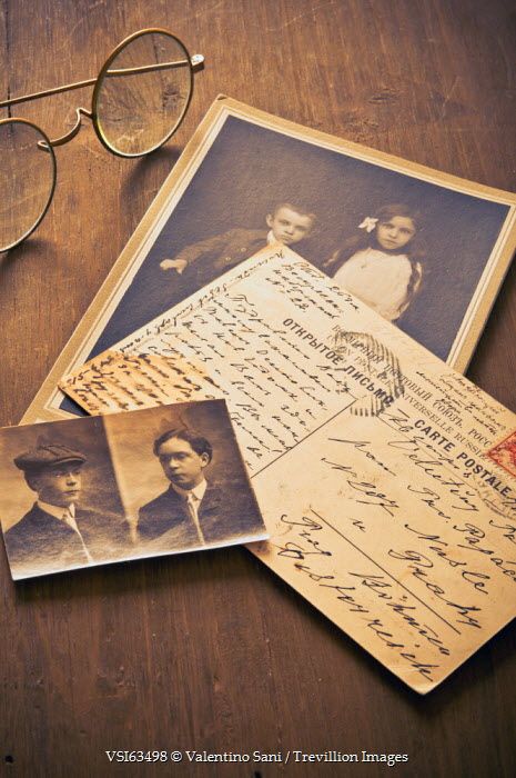 Valentino Sani OLD PHOTOS AND POSTCARD NEAR RETRO SPECTACLES Miscellaneous Objects A Level Art Themes, Vintage Diary, Aesthetic Objects, Sepia Photography, Object Photography, Old Camera, Retro Photo, Vintage Objects, Art Brushes