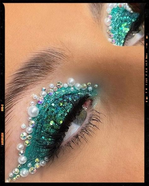 Mermaid Festival Makeup, Mermaid Makeup Looks Eyeshadows, Little Mermaid Makeup Looks, Green Mermaid Makeup, Mermaid Makeup Aesthetic, Mermaid Fantasy Makeup, Green Glitter Makeup, Fantasy Makeup Looks, Fantasy Makeup Ideas