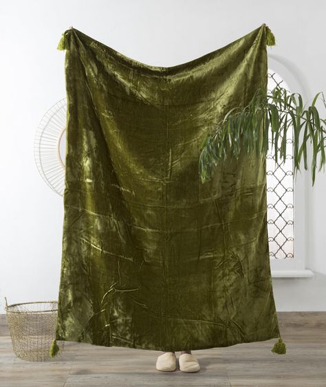 Couch Blankets, Green Sofa Living, Sofa Couch Living Room, Warm Blankets Cozy, Blanket With Tassels, Velvet Throw Blanket, Boho Sofa, Green Throw Blanket, Thrown Chair