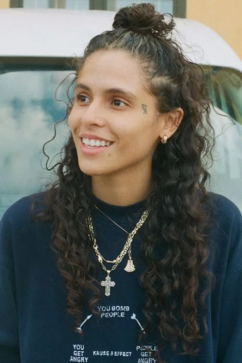 070 Shake, Estilo Zendaya, Black Men Fashion Urban, Masc Women, Lesbian Fashion, Estilo Indie, Curly Hair Women, Very Long Hair, Long Hair Women