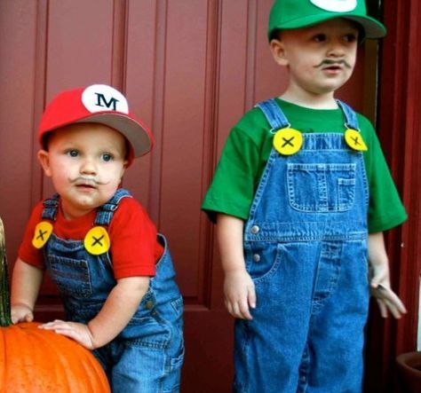 Halloween Costumes For Brothers, Brother Halloween Costumes, Diy Adult Halloween Costumes, Diy Baby Costumes, Awesome Costumes, Mario Costume, Twin Halloween, Costume Carnaval, Twin Halloween Costumes