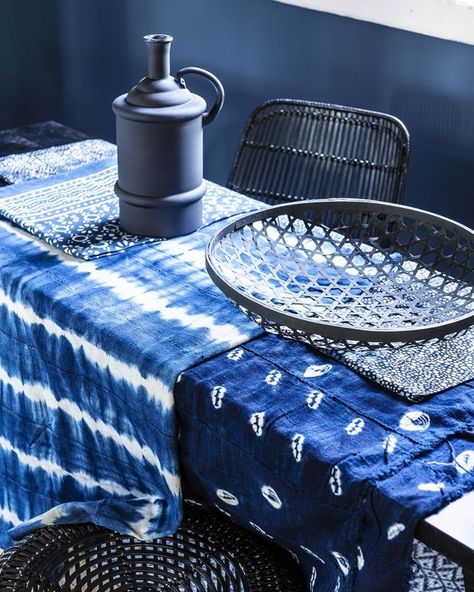 Lovely blue living room | Daily Dream Decor | Bloglovin’ Indigo Textiles, Indigo Batik, Blue Cottage, Mood Indigo, Blue Home Decor, Blue Living Room, Feeling Blue, Dream Decor, Blue House