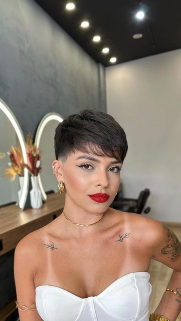 Cabelo Pixie Cut, Pixy Cut, 2023 Pixie, Hairstyles Pixie, Shaved Hair Cuts, Crop Haircut, Hair Color Underneath, Short Hair Pixie Cuts, Bald Hair