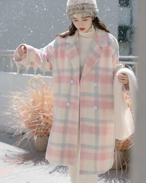 Pastel Winter Outfit, Blue Outfit Winter, Cute Winter Fits, Pastel Winter, Pink Winter Coat, Outfits Pastel, Plaid Trench Coat, Christmas Outfit Ideas, Girl Dress Pattern