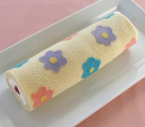 Cute Swiss Roll Cake, Rolled Sponge Cake Recipe, Roll Cake Design Ideas, Rolled Cake Design, Cake Roll Design Ideas, Spring Roll Cake, Designed Sponge Cake, Cute Roll Cake, Sponge Cake Design