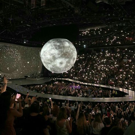 Moon Concert Stage, Concert Stage Ideas, Moon Stage, Singer Life, Moon Stages, Future Concert, Doctor Halloween, Sweetener World Tour, Famous Lifestyle