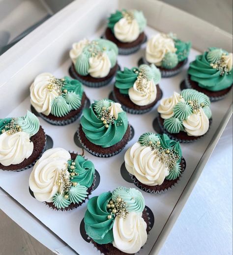 Green Buttercream Cupcakes, Green And Silver Cupcakes, Green White And Gold Cupcakes, Green And White Cupcakes, Emerald Green Cupcakes, Mint Green Cupcakes, Teal Cupcakes Wedding, Teal Wedding Cupcakes Ideas, Teal Birthday Cake