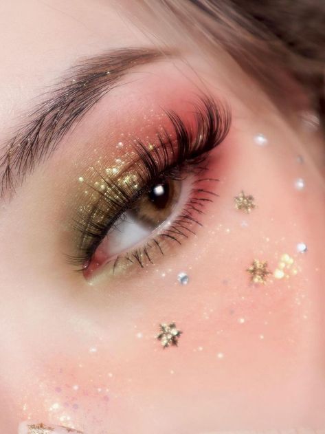 subtle glitter red and green eyeshadow with gold snowflakes Eyeshadow Looks Christmas, New Year’s Eve Eye Makeup, Christmas Themed Makeup, Christmas Makeup Ideas Simple, Christmas Makeup Looks Simple, Winter Eyeshadow Looks, Christmas Eyeshadow Looks, Makeup Looks Winter, Holiday Eye Makeup