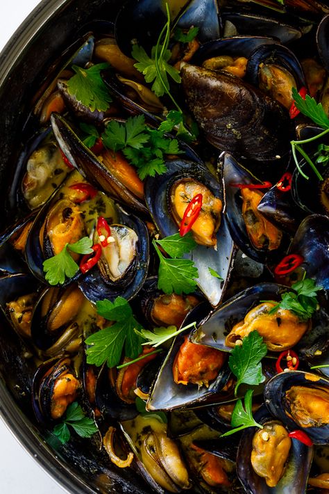 Garlic Mussels, Bread For Dipping, Cooking Mussels, Easiest Dinner, Gluten Free Chilli, Mussels Recipe, Appetizers For A Crowd, Shellfish Recipes, Fire Cooking