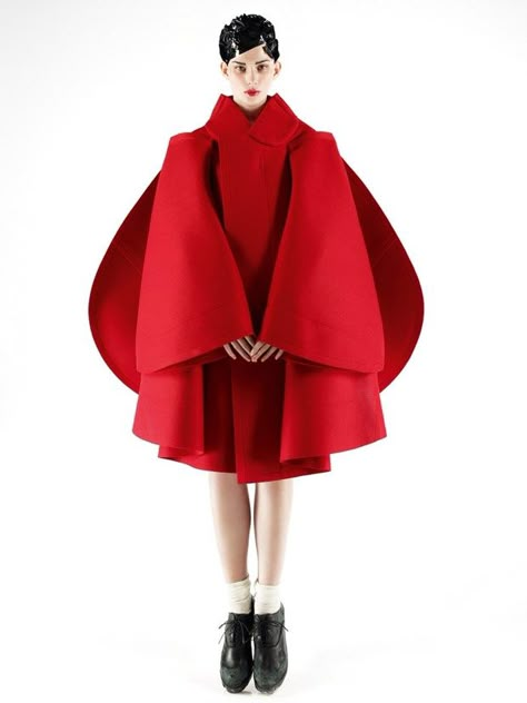 Comme des Garcons AW12 Mode Queer, Mode Editorials, Sculptural Fashion, Red Cape, Rei Kawakubo, 3d Fashion, Vogue Japan, Red Coat, Mode Inspo