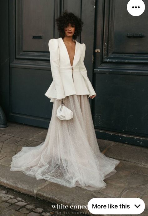 Wedding Blazer Dress Women, Blazer With Wedding Dress, Extravagant Wedding Guest Outfit, Blazer Wedding Dress The Bride, Cool Bride Outfit, White Look Fashion, Unique Bride Outfits, Cool Wedding Dress Unique, Cotoure Fashion Runway 2023