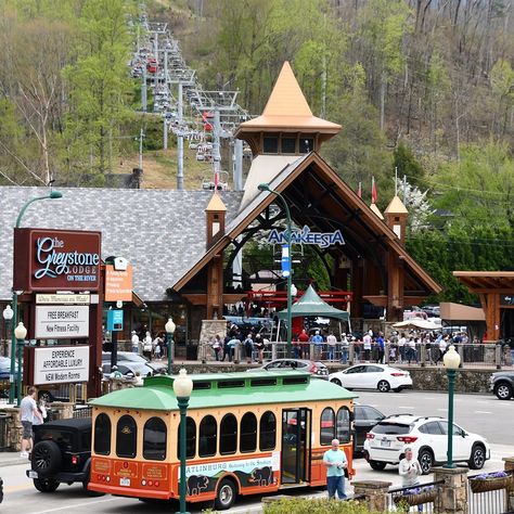 If I Only Had One Day in Gatlinburg, this is How I'd Spend It Gatlinburg For Adults, Sky Bridge Gatlinburg, Ober Gatlinburg Tennessee, Downtown Gatlinburg Tennessee, Things To Do In Gatlinburg Tennessee, Gatlinburg Tennessee Aesthetic, Gatlinburg Tennessee Winter, Gatlinburg Tennessee Things To Do In, Gatlinburg Restaurants