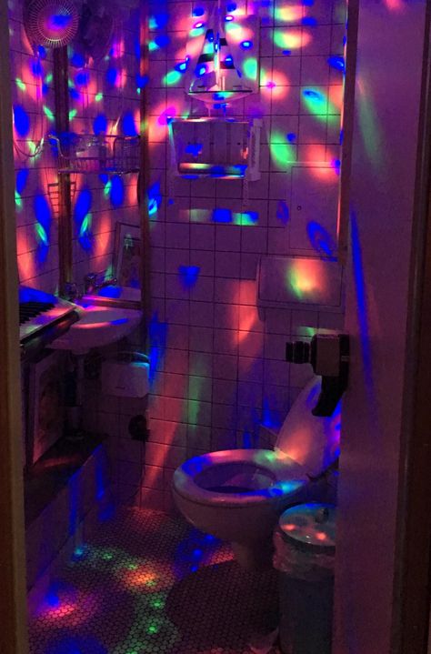 Blacklight Bathroom, Rave House Party, Trippy Party Ideas, Bathroom Party Decor, Rave Apartment, Trippy Bathroom Ideas, 80s Prom Decorations, Disco Toilet, Party Bathroom Aesthetic