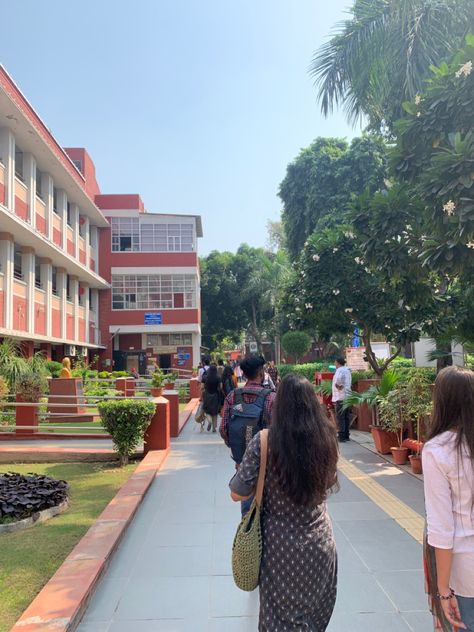 Delhi College Snapchat, Hansraj College Delhi, Medical College India Aesthetic, Delhi College Aesthetic, College Pictures Friends, Fake College Class Snaps, India College Aesthetic, Delhi University Aesthetic North Campus, College Life Aesthetic Indian