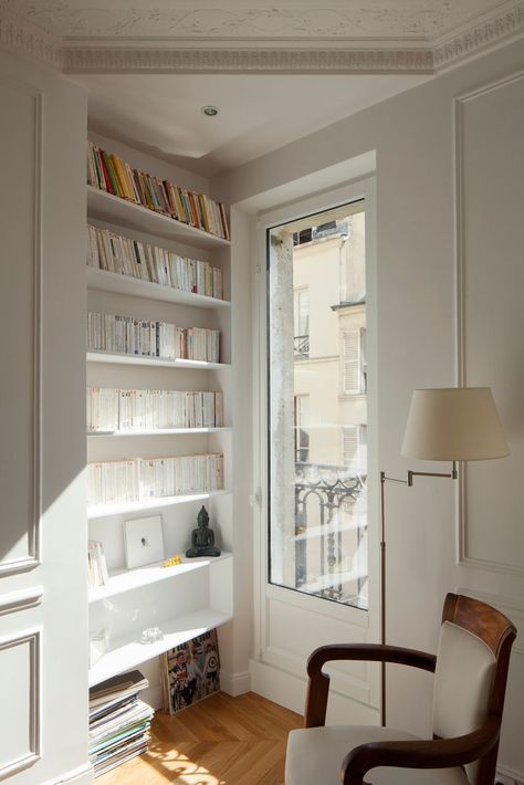 Paris Apartment : A Modern Haussmannien Flat in the Heart of Paris. Zimmer Diy, Paris Interiors, Interior Design Minimalist, Interior Design Per La Casa, Deco Studio, Ideas Hogar, Paris Apartments, Design Del Prodotto, Design Case