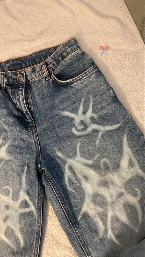 Cool alt trendy Jean bleach insta project Bleach Patterns On Jeans, Bleached Jeans Design Y2k, Bleach Pattern Jeans, Bleach On Jeans, Jeans Pocket Painting, Bleach Painted Jeans, Bleached Jeans Design, Painted Baggy Jeans, Bleached Clothing