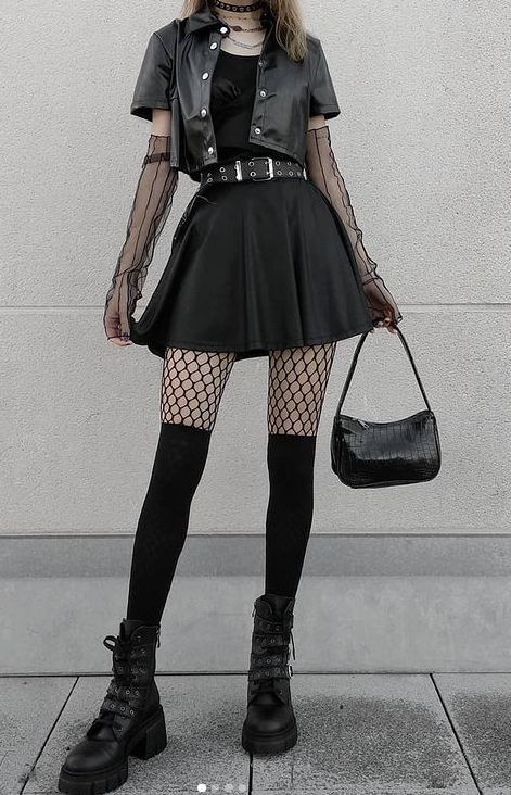 Black Street Fashion, Egirl Fashion, Egirl Outfits, Suspender Skirt, Punk Outfits, Gothic Punk, Random Pictures, Alt Fashion, Mall Goth