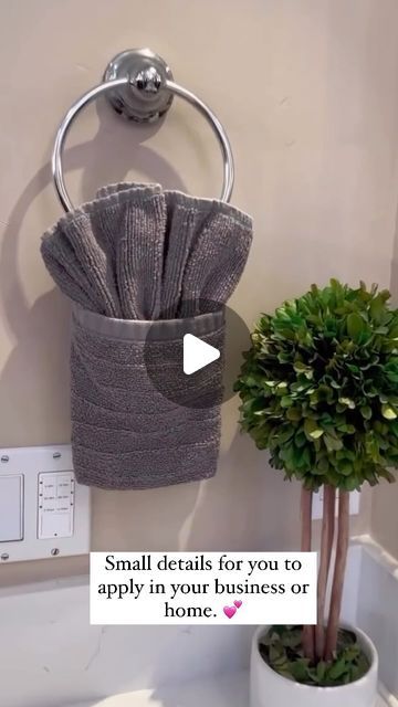 Jen Watson | Cleaning, Organizing, Home Tips & more. on Instagram: "How to do a fancy towel fold for bathrooms. 💃🏽 Small details for you to apply in your business or home.🏡 . . Via @waby_cleans  . . . . . . . . . . . . . . . . . . . . . . . #clean #cleanbathroom #bathroom #bathroomdecor #bathroomorganization #organizedbathroom #bathroomdesign #cleanhome #folding #laundry #towels #foldinghacks #foldingtips #tipsandtricks #didyouknow #hometips" Folding Towels Hotel Style, How To Fold A Face Cloth, How To Style Towels In Bathroom, How To Fold Decorative Towels, Towel Bathroom Decor, Fancy Ways To Fold Towels, How To Fold A Hand Towel Fancy, Fold Bathroom Towels Ideas, Towel Folding Ideas Bathroom Hanging