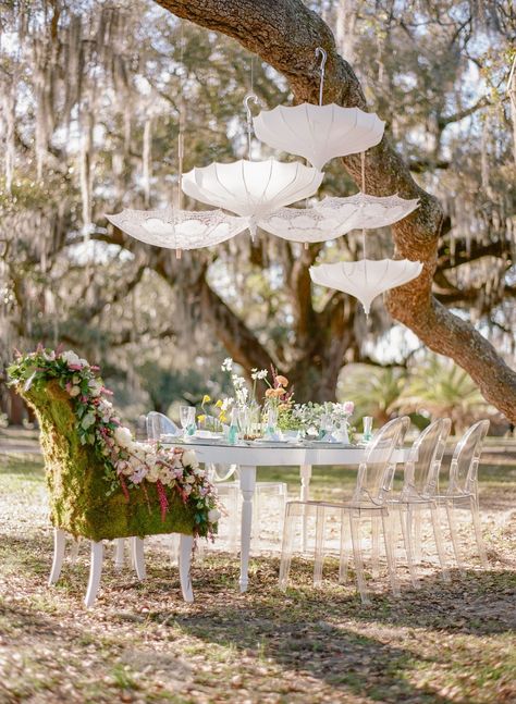 French Bridal Showers, Lavender Centerpieces, Outdoor Bridal Showers, Umbrella Decorations, Garden Bridal Showers, Bridal Shower Activities, Bridal Shower Tables, Vintage Bridal Shower, Bridal Shower Inspiration