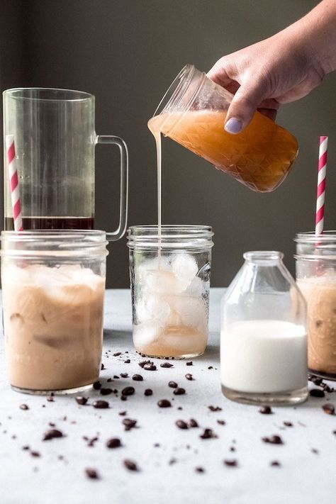 Homemade Coffee Syrup, Iced Lattes, Coconut Syrup, Iced Coffee Drinks, Simple Syrup Recipes, Tasty Desserts, Copycat Starbucks Recipes, Homemade Syrup, Coconut Coffee