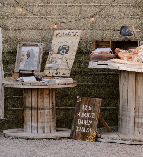 Wedding Guest Book Table Rustic, Wire Reel Wedding Ideas, Gift Table For Wedding, Cards And Gifts Table Wedding Rustic, Western Wedding Gift Table Ideas, Wedding Gift Area, Guest Sign In Table Wedding, Boho Guestbook Table, Head Table Wedding Decorations Rustic