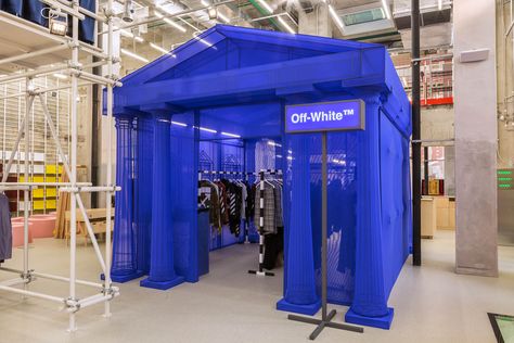 KM20 creates an anti-luxe stage for high fashion - News - Frameweb Public Spaces, Store Concept, Woman Birthday, Pop Up Art, Retail Store Design, Retail Interior, Store Displays, Retail Space, Display Design