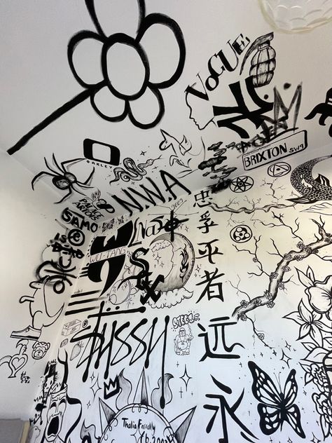 Drawing On Walls Bedrooms, Graffiti Wall Art Bedroom, Graffiti Art Wall, Graffiti Room, Wall Art Graffiti, Wall Drawings, Chalk Wall, Creative Walls, Wall Drawing