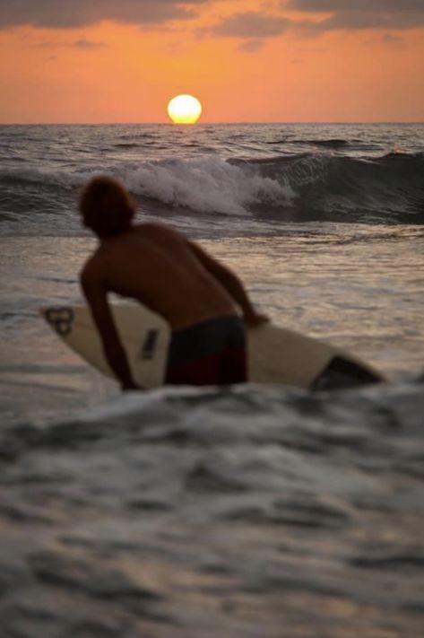 Surfer Guys, Surfing Aesthetic, Surf Aesthetic, Surfer Boys, Surfer Boy, Surf Vibes, Surfing Pictures, Surf Life, Foto Art