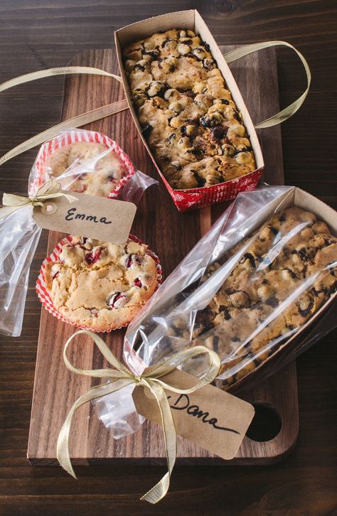 5 Loaf Cakes & Quick Breads That Make Perfect Gifts. Also, ideas on how to package for gift giving. Cranberry Cake Recipe, Granola Clusters, Cranberry Cake, Packaging Idea, Waffle Cookies, Cake Packaging, Gifting Ideas, Food History, Homemade Caramel