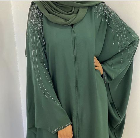 Luxury Green Abaya With Dabka Details, Green Abaya Designs, Luxury Green Traditional Abaya, Bohemian Green Embroidered Abaya, Elegant Embroidered Green Abaya, Burkha Designs, Islamic Modest Fashion, Modest Fashion Hijab, Abaya Dress