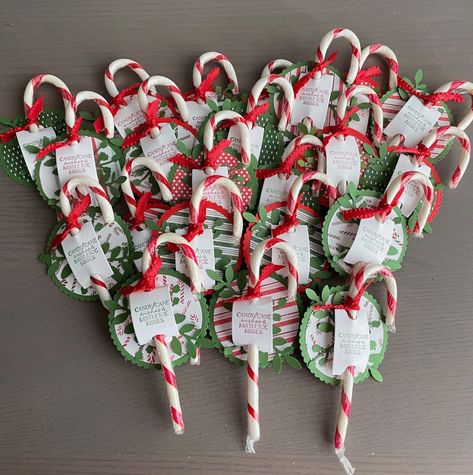 Candy Cane Treats Candy Cane Ideas Christmas, Candy Cane Gifts Ideas, Candy Cane Gift Wrapping Ideas, Candy Cane Paper Crafts, Candy Cane Gifts For Kids, Candy Cane Treats Gift Ideas, Diy Candy Cane Holder, Candy Cane Place Cards, Candy Cane Place Card Holder