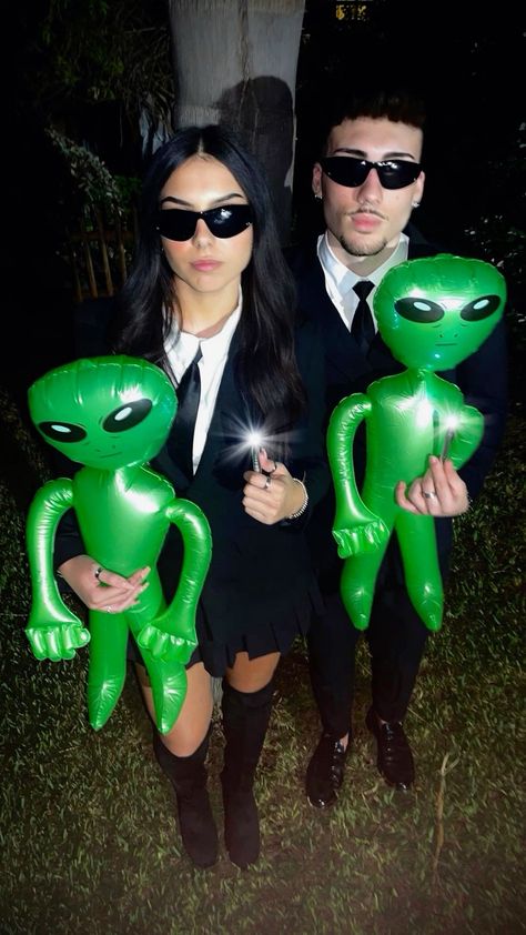 Funny Halloween Couples Costumes, Simple Couple Costume Ideas, Men Duo Halloween Costumes, Duo Costume Halloween, Ideas Para Disfraces En Pareja, Men In Black Couples Costume, Halloween Costume Guys, Halloween Costumes Duo Funny, Male Halloween Costume Ideas