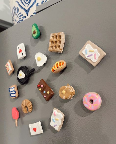 Clay magnets to dress up your fridge and add some color and happiness around your home! Feel free to message me with requests of other foods/objects you may love! Magnet Refrigerator Ideas, Polymer Fridge Magnets, Easy Clay Magnet Ideas, Clay Art Magnet, Crafty Home Decor, Diy Clay Magnet Ideas, Cute Magnets Diy, Clay Magnets Easy, Clay Magnet Ideas Aesthetic