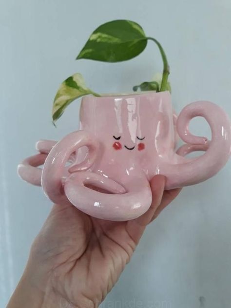 Diy Keramik, Pink Octopus, نباتات منزلية, Wallpaper Retro, Cute Octopus, Sculptures Céramiques, Pottery Videos, Tanah Liat, Keramik Design