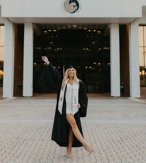 Ucf Grad Pics, Ucf Grad Photos, Graduation Pictures Ucf, Ucf Graduation Pictures, Uni Graduation, Ucf Graduation, Ucf Grad, Senior Board, College Grad Pictures