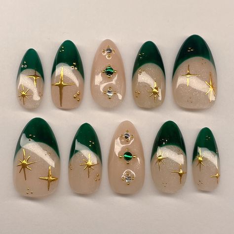 bridal nails for @oohthatmolly 🌲💍 medium almond sparkly nude 96 - green 40 Emerald Green Gold Nails, Green Nail Almond, Green Bridal Nails, New Year’s Eve Nails Almond, Green And Silver Nail Designs, Emerald Nails Designs, Sparkly Green Nails, Holiday Nails Green, Green Xmas Nails