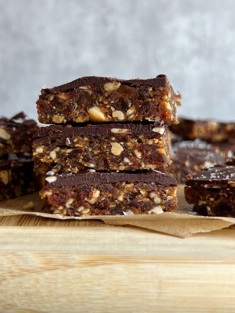 Date And Chocolate Recipes, Date Bars Recipe, Desserts With Dates, Date Nut Bars, Oatmeal Bars Recipes, Peanut Bar, Healthy Peanut Butter Cups, Fruit And Nut Bars, Nut Bars