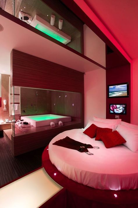 MOTEL - Picture gallery Round Bed Designs, Red Bedroom Design, Motel Room, Modern Luxury Bedroom, Bedroom Red, Romantic Bedroom, Red Rooms, Awesome Bedrooms, Milan Italy