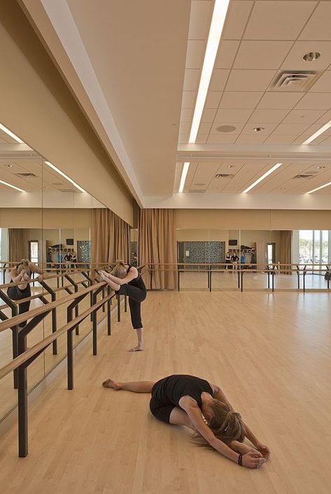 Dancing Room, Modern Dans, Ballet Room, Dance Studio Design, Dance Studio Decor, Home Dance Studio, Dance Room, Sliding Curtains, School Building Design