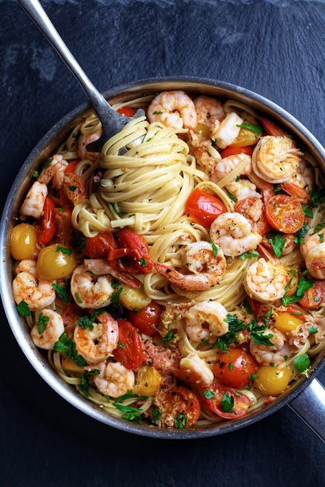 Dinner Ideas Casserole, Lemon Linguine, Prawn Linguine, Prawn Pasta, Raw Prawns, Prawn Dishes, Garlic Prawns, Quick Pasta, Prawn Recipes