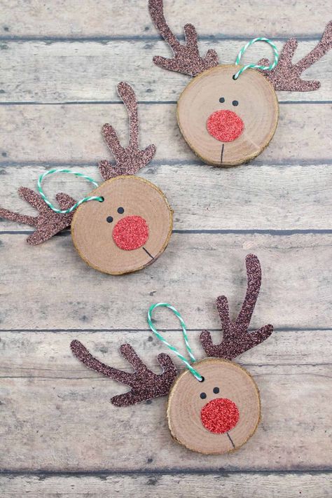 Brownie Crafts, Round Cards, Joululahjat Diy, Candy Ideas, Diy Christmas Ornaments Easy, Homemade Christmas Decorations, Homemade Ornaments, Scavenger Hunts, Wooden Slices