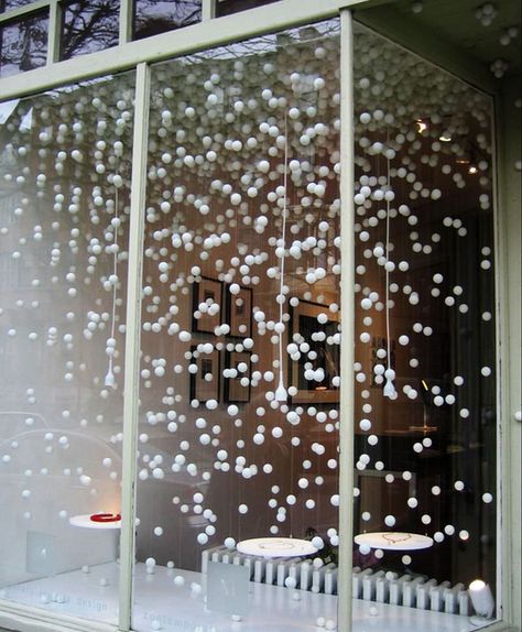 Easy and Inexpensive Christmas Window Decoration Ideas – HomeCrux Christmas Shop Displays, Winter Window Display, Christmas Shop Window, Christmas Window Decoration, Holiday Window Display, Window Display Retail, Decoration Vitrine, Fest Temaer, Inexpensive Christmas