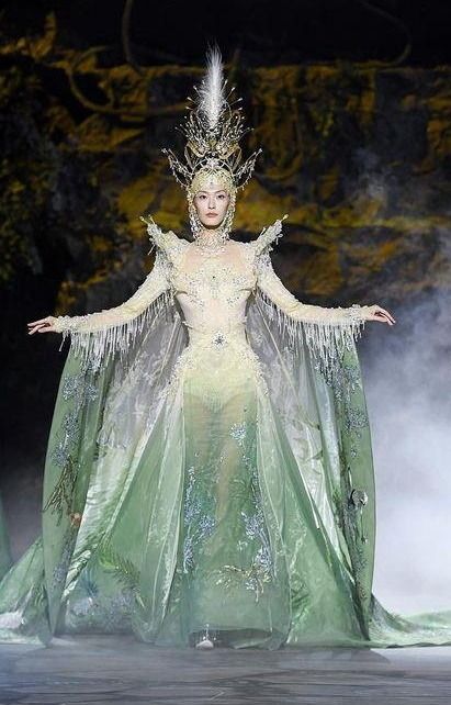 Heaven Gaia, Spring / Summer 2022.    Absolutely stunning. The fabrics, colours, embroidery, headdress... so beautiful, I’m speechless.    Source. Cabaret Vintage, Heaven Gaia, Fantasy Costumes, Spring Summer 2022, Fantasy Clothing, Summer 2022, Headdress, So Beautiful, Runway Fashion