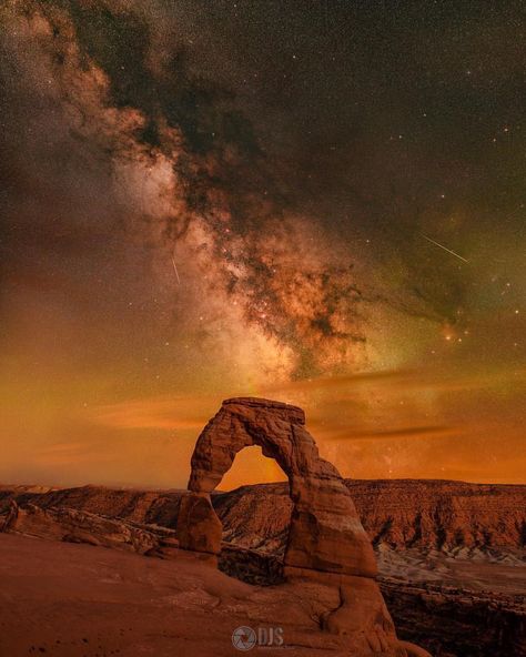 7,470 curtidas, 62 comentários - Nightphotography Nature (@nightphotography_exclusive) no Instagram: “C o n g r a t u l a t i o n s,  @danieljstein --- 🎇🔦YOU OWN THE NIGHT🔦🎇 --- Location: 😎🔦 --- Photo…” Nature Drawings, Delicate Arch, National Parks Photography, Best Nature, Nature Pics, Lake Powell, Utah Photography, Exotic Places, Red Rocks